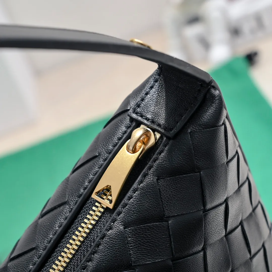 Batch 1280 It is predicted that BV Bottega's lunch bag will be popular again this year🔥. It is very soft and lightweight. It also uses the intrecciato weaving process that the two founders spent several months developing from the beginning of the brand. It is completely hand-woven by Italian craftsmen and perfectly reflects the craftsmanship of Bottega. The entire bag shape is also a very practical and popular lunch box bag shape. The slightly curved arc of the bag mouth can also better fit our wrists. Style number: 7748-1 Size: 17*13.5*5cm